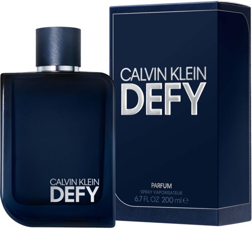 Een donkerblauwe parfumfles en doos met witte tekst, toont de naam Calvin Klein Defy.