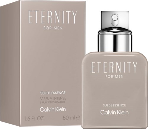 En Calvin Klein Eternity for Men Suede Essence parfumeflaske og emballage i beige og sølv.