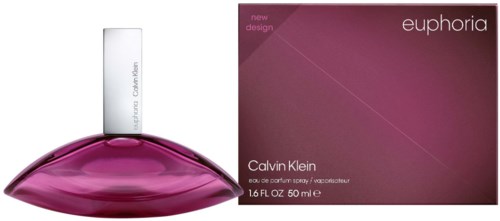 Euphoria parfumfles is paars en slank, naast de doos met de woorden "euphoria" en "Calvin Klein."