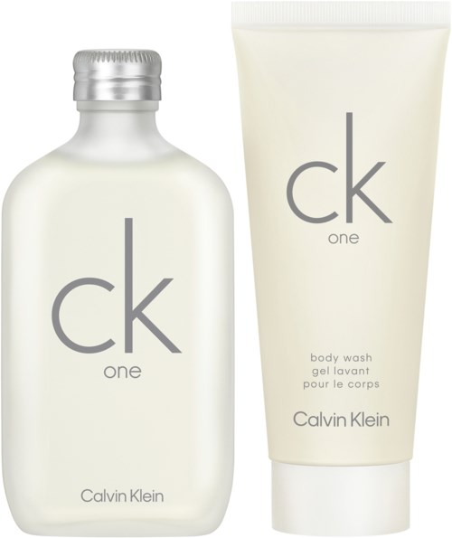 Ein Calvin Klein CK One Parfüm und Duschset mit schlichten weißen Flaschen und grauem Text.