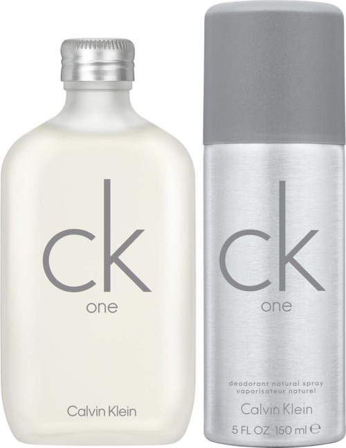 Eine weiße Calvin Klein CK One Duftflasche mit silberner Kappe und eine silberne Deodorantspraydose mit grauem Deckel.