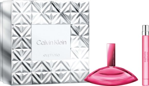 Calvin Klein Euphoric Parfümflasche und ein pinkes und lilafarbenes Lippenstift neben einer weißen Calvin Klein-Schachtel mit geometrischem Muster.