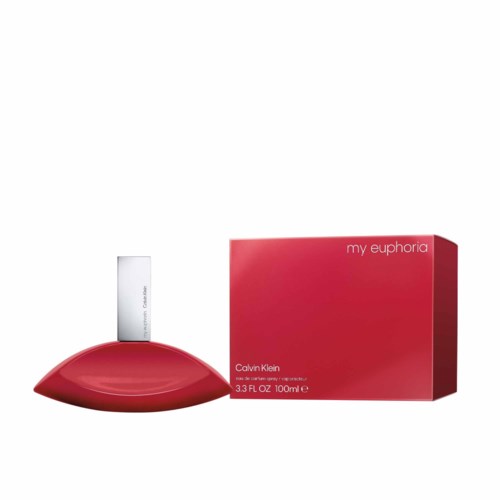 Een parfumfles in de vorm van lippen met een witte dop en rode verpakking met 'my euphoria' en 'Calvin Klein.'