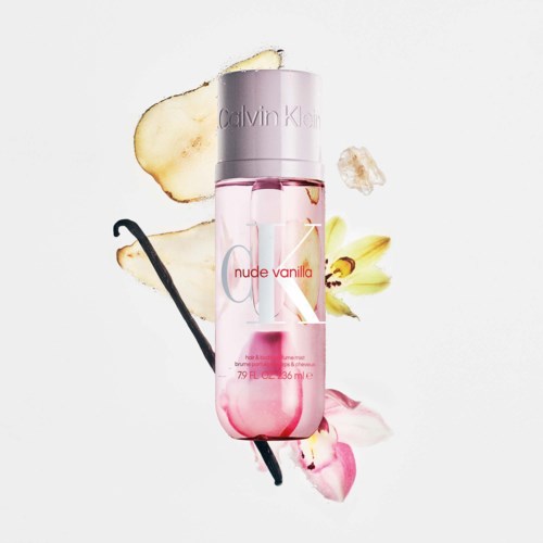 Calvin Klein Nude Vanilla parfameflaske omgivet af vaniljeskiver, en blomst og en vaniljestang. Logo på flasken.