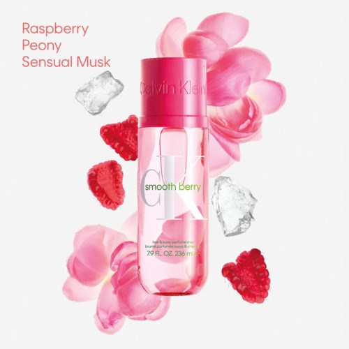 Calvin Klein parfumfles met roze deksel, omgeven door roze bloemblyden, frambozen en ijsblokjes, gemarkeerd als "smooth berry."
