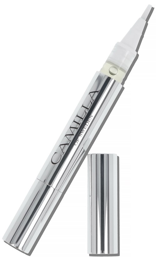 Een zilveren en witte cosmetische product met een lange, spitse applicator en een verwijderbare dop.