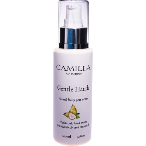 Een witte fles met pomp, gelabeld 'Camilla of Sweden Gentle Hands' en peerafbeelding op de voorkant.