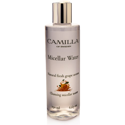 Een heldere fles met 'Camilla of Sweden' label, bevat micellair water met druifend aroma, 250 ml.