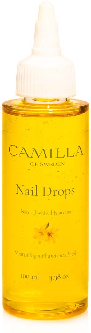En lille flaske med gule negleolie-dråber med hvid drypfast hætte og etikette med teksten 'Camilla of Sweden Nail Drops' på.