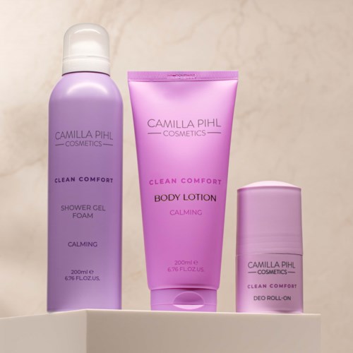 Kolme laventelinväristä Camilla Pihl Cosmetics Clean Comfort -tuotetta: suihkugeeli, vartalovoide ja deodorantti roll-on.