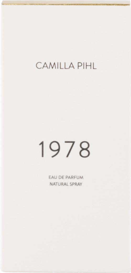 En hvit parfyme eske merket med navnet Camilla Pihl, året 1978, og informasjon om at det er en naturlig spray.
