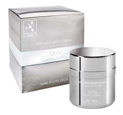 En silverfärgad burk med anti-age nattkräm och dess förpackning, märkning 'Skin Camilla Pihl, Rich, 50 ml'.