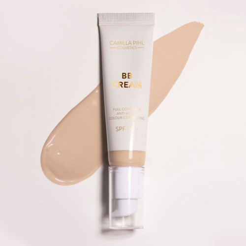 Camilla Pihl Cosmetics Be Cream -putkilasi, SPF, vaaleanbeige sävy, ja yhtenäinen levitys taustalla.