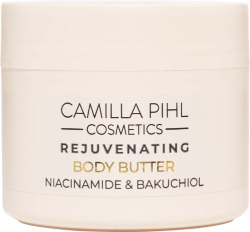 En vit burk med svart och guld text för Camilla Pihl kosmetisk kroppssmör, nämner ingredienser som niacinamide och bakuchiol.