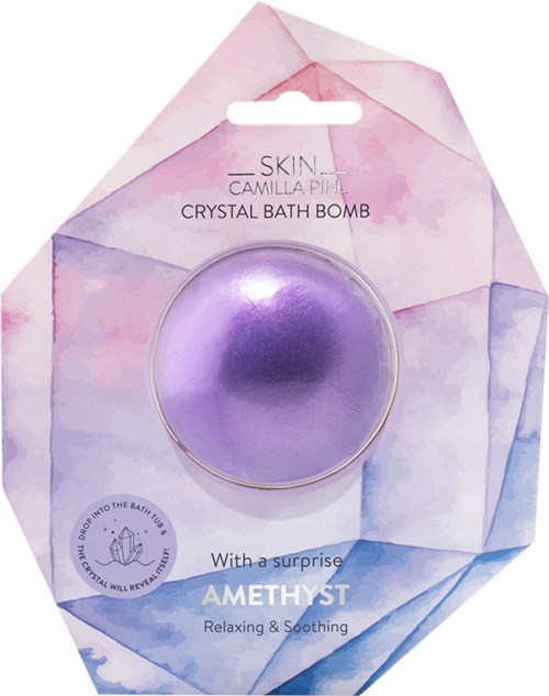 Lilla badekarbomb med rosa og blå vannfarger bakgrunn. Emballasjen sier 'Crystal Bath Bomb' og 'Amethyst'.