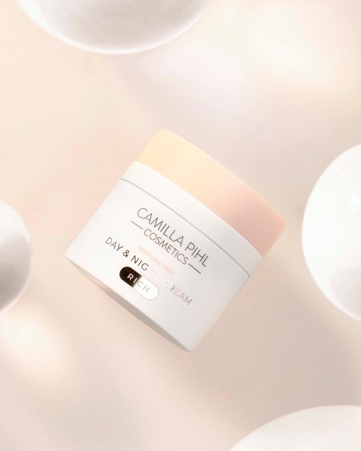 Крем для лица Camilla Pihl Cosmetics Day & Night Cream Rich, увлажняющий, с ниацинамидом, 50 мл — фото 5