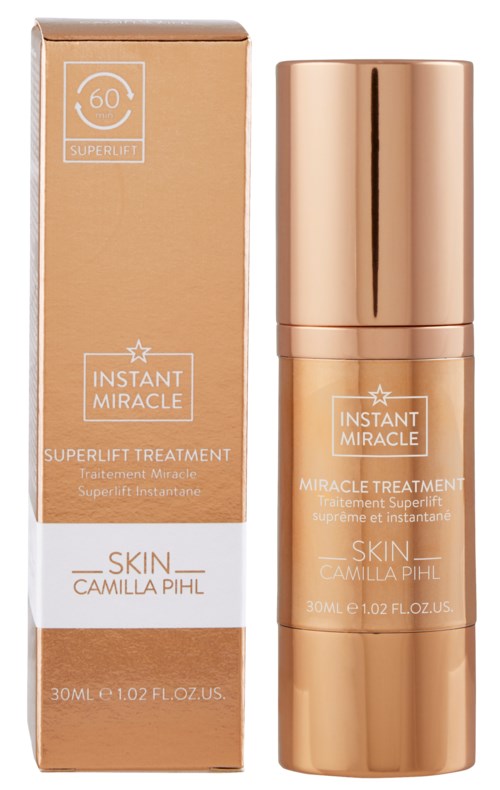 En hudvårdsprodukt i en guldkopp och förpackning, märkt 'Instant Miracle' och 'Superlift Treatment.'