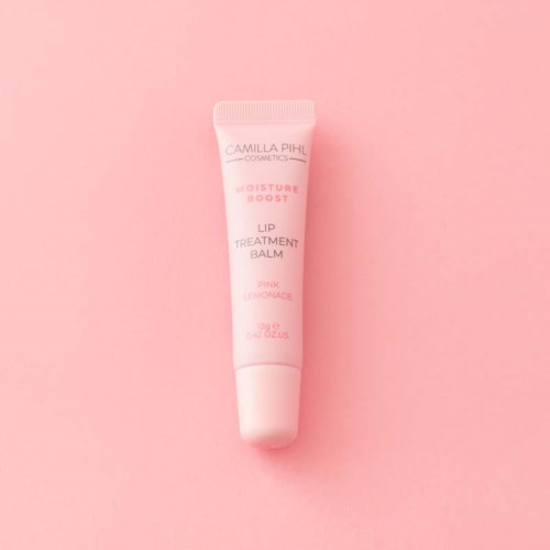 En pink læbepomadekspul med hvid og pink tekst, placeret på en lys pink baggrund.