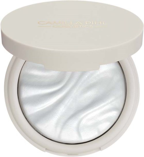 Wysoka, okrągła kompaktowa pudernica z błyszczącą, perłową powierzchnią wewnątrz i pokrywką z napisem "Camellia PHL Cosmetics."