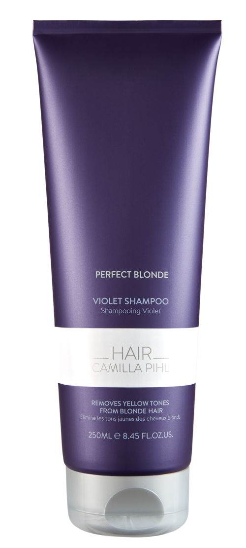 Lilla sjampo-flasken merket 'Perfect Blonde' og 'Violet Shampoo' for å fjerne gule toner fra blondt hår.