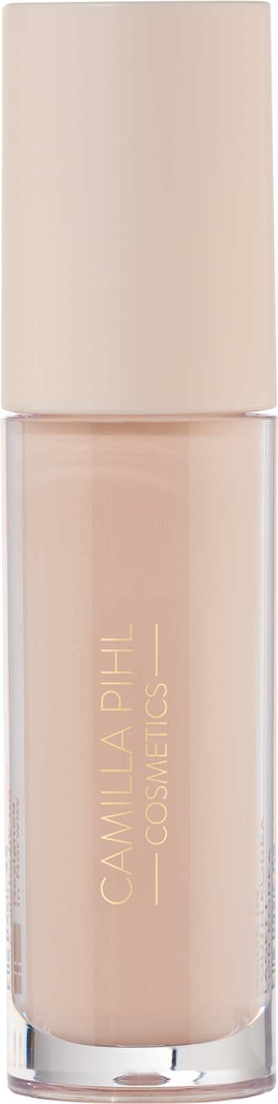 En flaske med lys beige væske og beige lokk, merket 'CAMILLA PHIL COSMETICS'.
