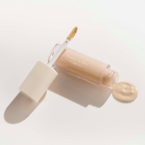 Консилер Camilla Pihl Cosmetics Serum Infused Concealer, с гиалуроновой кислотой и кофеином, оттенок 2, 5 мл — фото 3