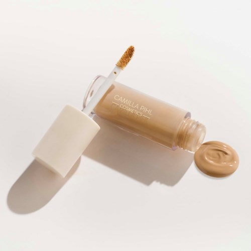 Консилер Camilla Pihl Cosmetics Serum Infused Concealer, с гиалуроновой кислотой и кофеином, оттенок 4, 5 мл — фото 3