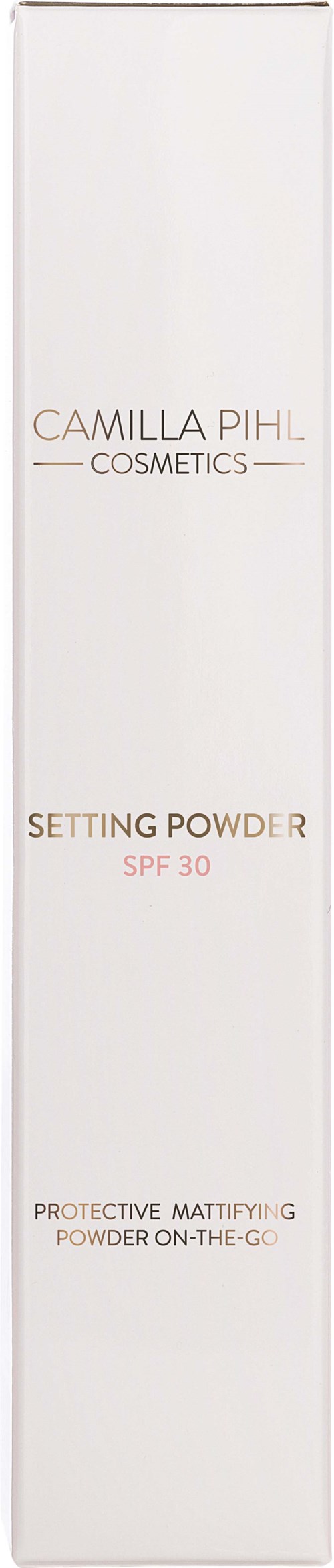 En lang hvit eske med tekst om Camilla Pihl Cosmetics, setting powder, SPF 30, og beskyttende matterende pudder.