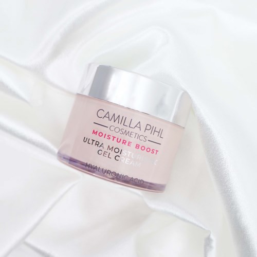 En rosa burk av Camilla Pihl Cosmetics Ultra Hydrating Gel Cream med hyaluronsyra på en silkeslen vit bakgrund.