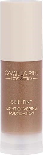 En flaska av foundation med beige lock och brun kropp märkt Camille Pihl Cosmetics Skin Tint.
