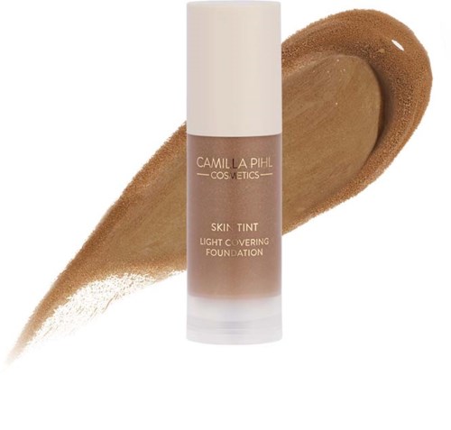 En foundationflaska i ljusbrunt, med beige swatch och smuts på vit bakgrund.