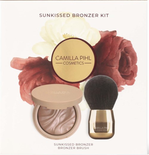 Kosmetiksæt med bronzer og børste med blomsterbaggrund. Mærket er Camilla Pihl Cosmetics.