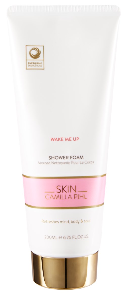 En hvit dusjskumtube med gull- og rosa detaljer, merket 'Wake Me Up' fra Skin Camilla Pihl, inneholder 200 ml.