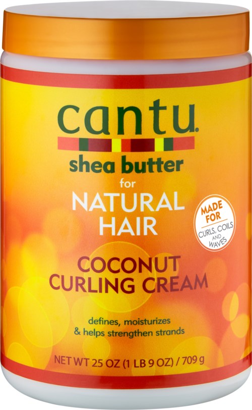 En burk med Cantu kokoslockningskräm för naturligt hår, med gul, orange och röd förpackning och ett guldlock.