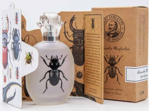 En parfume flaske med sølvhætte omgivet af insektillustrationer og en brun boks med flere insektbilleder.