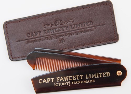 Et læderetui, en sort kam og en foldbar kam med teksten "CAPT FAWCETT LIMITED".
