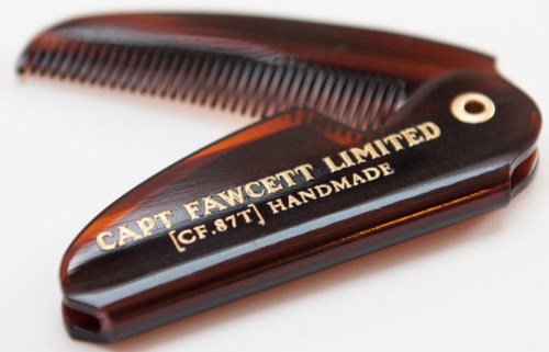 En brun, polert håndlaget hårbørste med gulltekst som sier 'Capt Fawcett Limited.'