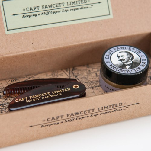 En pleiepakke med en børste, et lite glass, og emballasje med Captain Fawcett-logoen og navn.