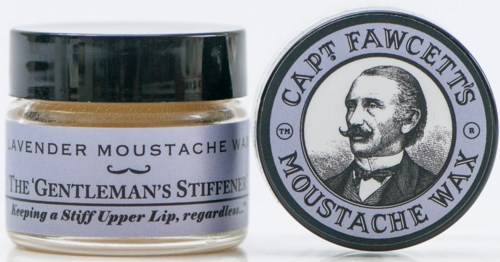 Et glas lavendel-mustaschvoks mærket til mænd, med en sort-hvid logo af en mand med overskæg.