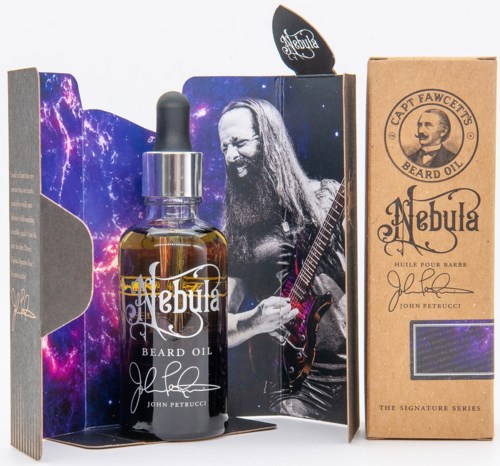 En skægolie flaske, et foto af en mand med guitar, og en æske mærket 'Nebula Beard Oil' er vist.