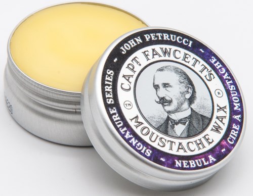 En rund boks med mustasjevoks med en svart-hvit etikett som viser et portrett av en mann og produktdetaljer.