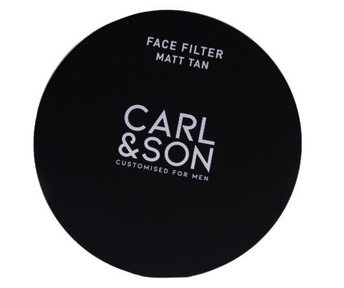 En svart cirkelformad etikett med vit text som annonserar ansiktsfilter av Matt Tan från Carl & Son för män.