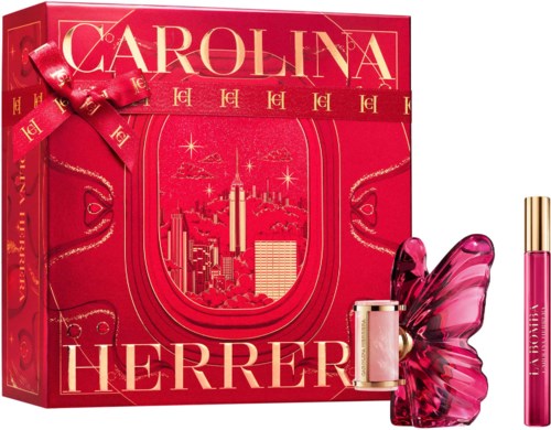 Ett rött paket med rosett visar Carolina Herrera parfym och en rosa fjärilsformad flaska.