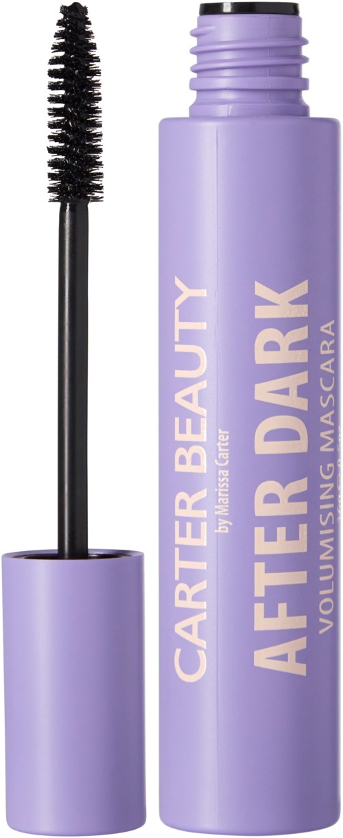 En lila mascara-flaska med öppnad lock och en mascara-borste inuti. Etiketten säger "CARTER BEAUTY AFTER DARK".