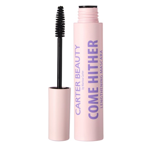 Lyserødt mascara-rør med sort børste, mærket 'CARTER BEAUTY COME HITTER LENGTHENING MASCARA'.