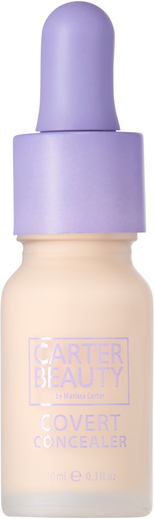 En liten flaska med concealer som har en lila kork och ljusbeige vätska inuti. Etiketten säger Carter Beauty Covert Concealer.