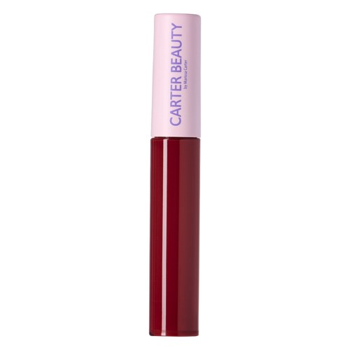En läppstiftstubb med rosa lock och röd kropp, märkt med Carter Beauty. Det verkar vara en läppfärgsprodukt.