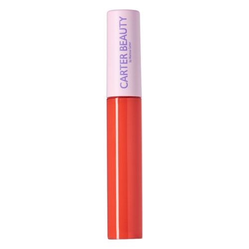 Ett läpp-glansrör med rosa lock och orange kropp, märkt 'CARTER BEAUTY' på toppen.