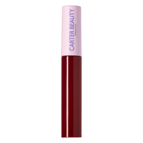 Röd läppstift med vit topp märkt 'CARTIER BEAUTY' på en vit bakgrund.