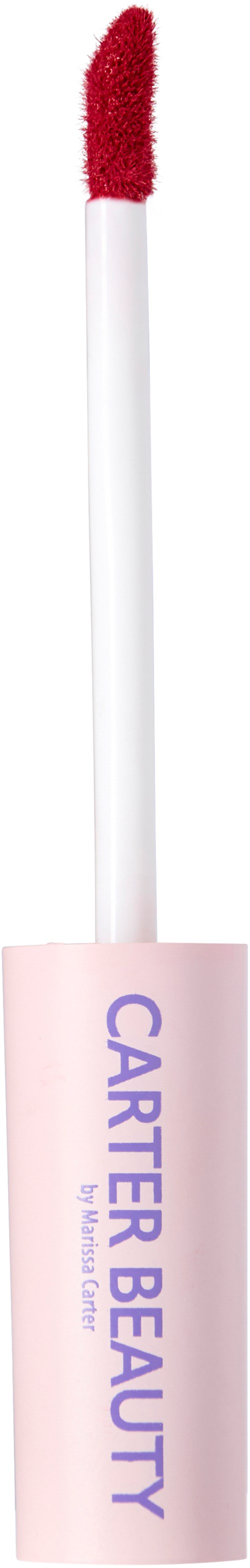 En applicator för läppglans med rött gloss på spetsen och en rosa etikett med texten "Carter Beauty."